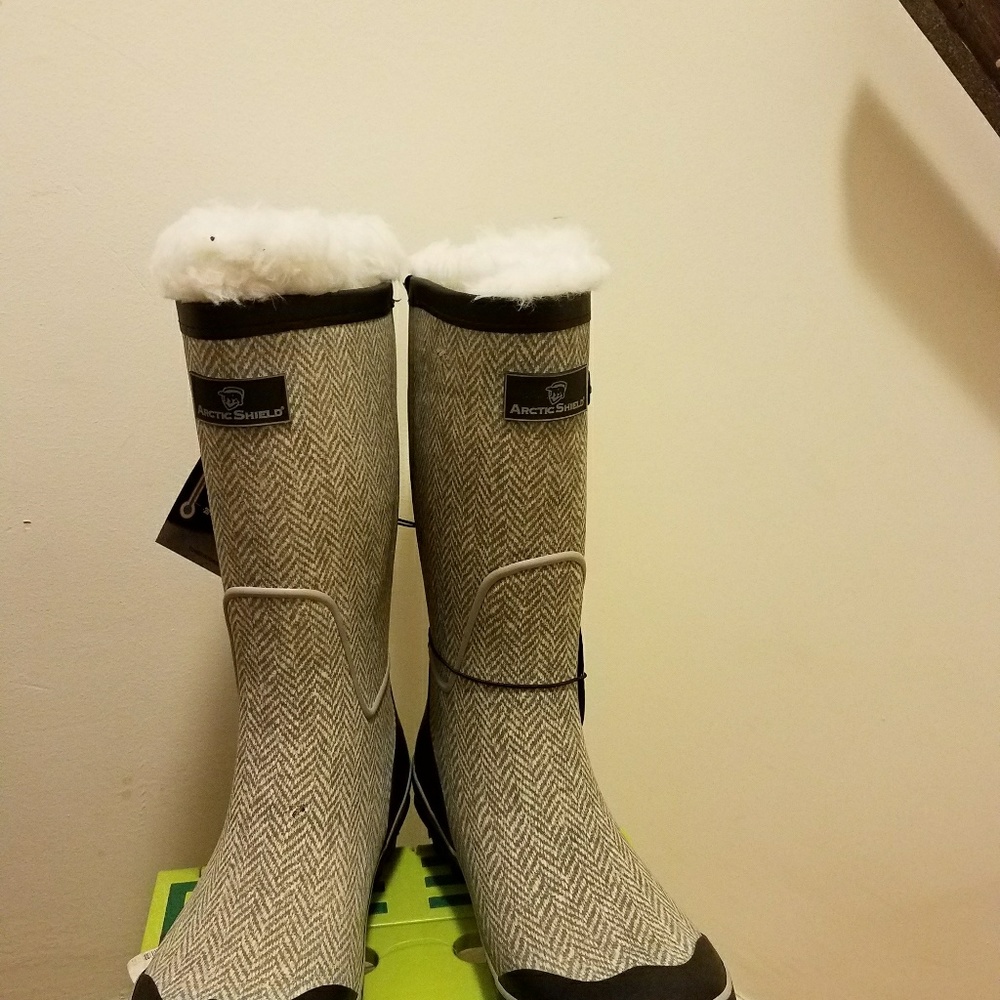 WINTER INSULATED BOOTS